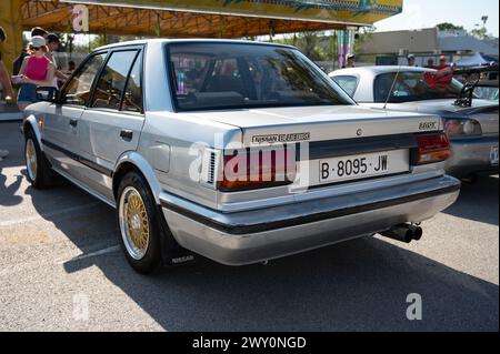 Rückansicht eines klassischen japanischen Sportwagens Nissan Bluebird 2.0SLX der T12 T72-Serie in silbergrauer Farbe Stockfoto