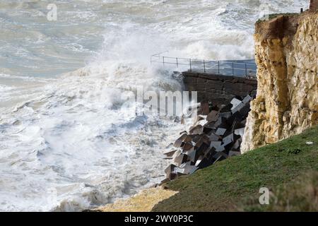 Raues, windiges Wetter seaford Coastal Splash Point Area große Wellen an kalten Frühlingstagen mächtige Seeschlachten mit Küstenbarrieren und Klippen Stockfoto