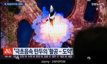 Südkoreas 24-Stunden-TV Yonhapnews zeigt eine nordkoreanische Hwasongpho-16B, eine neue Art von massiven ballistischen Mittelstreckenraketen, die mit einem neu entwickelten Hyperschallflieger-Sprengkopf ausgestattet sind, wird auf einem Fernseher am Bahnhof Yongsan in Seoul gestartet. Nordkorea gab am 3. April bekannt, dass es erfolgreich eine neue Art von feststoffbetriebenen ballistischen Zwischenstreckenraketen mit einem neu entwickelten Hyperschallgleiter-Sprengkopf abgefeuert hat. hinzu kam, dass alle von Nordkorea entwickelten Raketen nun über feste Brennstoffe und nukleare Sprengköpfe verfügen.der nordkoreanische Führer Kim Jong UN leitete den Test Stockfoto