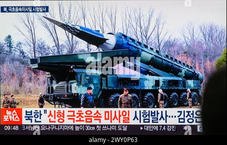 Südkoreas 24-Stunden-TV Yonhapnews zeigt eine nordkoreanische Hwasongpho-16B, eine neue Art von massiven ballistischen Mittelstreckenraketen, die mit einem neu entwickelten Hyperschallflieger-Sprengkopf ausgestattet sind, wird auf einem Fernseher am Bahnhof Yongsan in Seoul gestartet. Nordkorea gab am 3. April bekannt, dass es erfolgreich eine neue Art von feststoffbetriebenen ballistischen Zwischenstreckenraketen mit einem neu entwickelten Hyperschallgleiter-Sprengkopf abgefeuert hat. hinzu kam, dass alle von Nordkorea entwickelten Raketen nun über feste Brennstoffe und nukleare Sprengköpfe verfügen.der nordkoreanische Führer Kim Jong UN leitete den Test Stockfoto