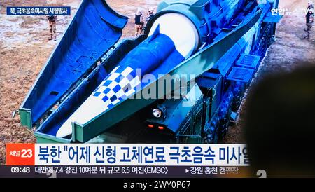 Südkoreas 24-Stunden-TV Yonhapnews zeigt eine nordkoreanische Hwasongpho-16B, eine neue Art von massiven ballistischen Mittelstreckenraketen, die mit einem neu entwickelten Hyperschallflieger-Sprengkopf ausgestattet sind, wird auf einem Fernseher am Bahnhof Yongsan in Seoul gestartet. Nordkorea gab am 3. April bekannt, dass es erfolgreich eine neue Art von feststoffbetriebenen ballistischen Zwischenstreckenraketen mit einem neu entwickelten Hyperschallgleiter-Sprengkopf abgefeuert hat. hinzu kam, dass alle von Nordkorea entwickelten Raketen nun über feste Brennstoffe und nukleare Sprengköpfe verfügen.der nordkoreanische Führer Kim Jong UN leitete den Test Stockfoto