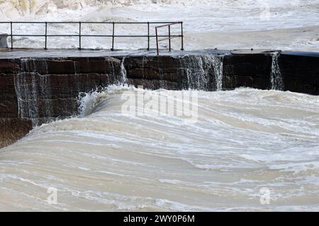 Raues, windiges Wetter seaford Coastal Splash Point Area große Wellen an kalten Frühlingstagen mächtige Seeschlachten mit Küstenbarrieren und Klippen Stockfoto