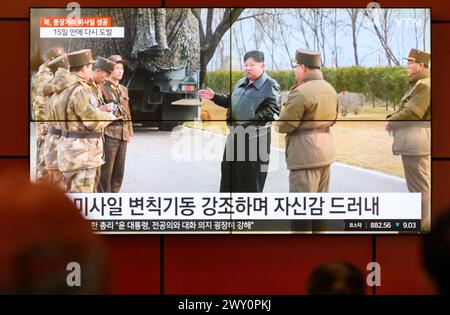 Südkoreas 24-Stunden-YTN zeigt, wie der nordkoreanische Führer Kim Jong UN(C) den Start einer Hwasongpho-16B, einer neuen Art von festgetriebenen ballistischen Mittelstreckenrakete, die mit einem neu entwickelten Hyperschallflieger-Sprengkopf ausgestattet ist, auf einem Fernseher am Gangnam Express Bus Terminal in Seoul inspiziert. Nordkorea gab am 3. April bekannt, dass es erfolgreich eine neue Art von feststoffbetriebenen ballistischen Raketen mit mittlerer Reichweite getestet habe, die mit einem neu entwickelten Hyperschallgleiter-Sprengkopf ausgestattet sind, und fügte hinzu, dass alle von Nordkorea entwickelten Raketen nun über feste Brennstoffe und nukleare Sprengköpfe verfügen Stockfoto