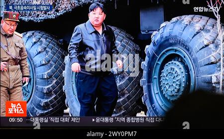 Südkoreas 24-Stunden-TV Yonhapnews zeigt, dass der nordkoreanische Führer Kim Jong UN den Start einer Hwasongpho-16B, einer neuen Art von massiven ballistischen Mittelstreckenraketen, die mit einem neu entwickelten Hyperschallflieger-Sprengkopf ausgestattet sind, auf einem Fernseher am Bahnhof Yongsan in Seoul inspiziert. Nordkorea gab am 3. April bekannt, dass es erfolgreich eine neue Art von festgetriebenen ballistischen Zwischenstreckenraketen mit einem neu entwickelten Hyperschall-Gleiter-Sprengkopf abgefeuert habe, und fügte hinzu, dass alle von Nordkorea entwickelten Raketen nun über feste Brennstoffe und nukleare Sprengköpfe verfügen Stockfoto