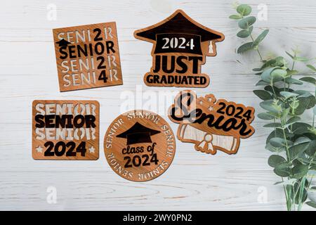 Graduation 2024 SET digitale mehrschichtige Layoutdateien sind speziell für Laserschnitte, CNC-Fräsmaschinen und andere Schneidmaschinen vorbereitet. Stock Vektor