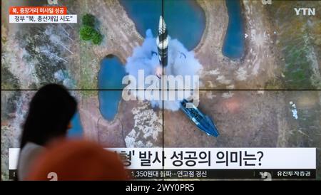 Südkoreas 24-Stunden-YTN zeigt eine nordkoreanische Hwasongpho-16B, eine neue Art von massiven ballistischen Mittelstreckenraketen, die mit einem neu entwickelten Hyperschallgleiter-Sprengkopf ausgestattet sind, wird auf einem Fernseher am Gangnam Express Bus Terminal in Seoul gestartet. Nordkorea gab am 3. April bekannt, dass es erfolgreich eine neue Art von feststoffbetriebenen ballistischen Zwischenstreckenraketen mit einem neu entwickelten Hyperschallgleiter-Sprengkopf abgefeuert hat. hinzu kam, dass alle von Nordkorea entwickelten Raketen nun über feste Brennstoffe und nukleare Sprengköpfe verfügen.der nordkoreanische Führer Kim Jong UN leitete die Tests von Stockfoto