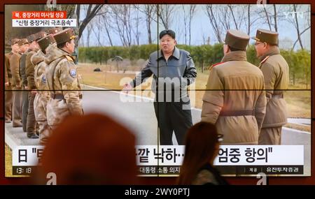 Südkoreas 24-Stunden-YTN zeigt, wie der nordkoreanische Führer Kim Jong UN(C) den Start einer Hwasongpho-16B, einer neuen Art von festgetriebenen ballistischen Mittelstreckenrakete, die mit einem neu entwickelten Hyperschallflieger-Sprengkopf ausgestattet ist, auf einem Fernseher am Gangnam Express Bus Terminal in Seoul inspiziert. Nordkorea gab am 3. April bekannt, dass es erfolgreich eine neue Art von feststoffbetriebenen ballistischen Raketen mit mittlerer Reichweite getestet habe, die mit einem neu entwickelten Hyperschallgleiter-Sprengkopf ausgestattet sind, und fügte hinzu, dass alle von Nordkorea entwickelten Raketen nun über feste Brennstoffe und nukleare Sprengköpfe verfügen Stockfoto