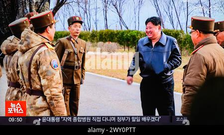 Südkoreas 24-Stunden-TV Yonhapnews zeigt, dass der nordkoreanische Führer Kim Jong UN(C) den Start einer Hwasongpho-16B inspiziert, einer neuen Art von festgetriebenen ballistischen Mittelstreckenrakete, die mit einem neu entwickelten hypersonischen Gleitflugsprengkopf ausgestattet ist, auf einem Fernseher am Bahnhof Yongsan in Seoul. Nordkorea gab am 3. April bekannt, dass es erfolgreich eine neue Art von feststoffbetriebenen ballistischen Raketen mit mittlerer Reichweite getestet habe, die mit einem neu entwickelten Hyperschallgleiter-Sprengkopf ausgestattet sind, und fügte hinzu, dass alle von Nordkorea entwickelten Raketen nun über feste Brennstoffe und nukleare Sprengköpfe verfügen Stockfoto