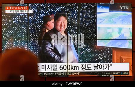 Südkoreas 24-Stunden-YTN zeigt nordkoreanischen Führer Kim Jong UN (R) ein Lächeln, während er den Start einer Hwasongpho-16B, einer neuen Art von feststoffbetriebenen ballistischen Rakete mit mittlerer Reichweite auf einem Fernseher am Gangnam Express Bus Terminal in Seoul inspiziert. Nordkorea gab am 3. April bekannt, dass es erfolgreich eine neue Art von feststoffbetriebenen ballistischen Raketen mit mittlerer Reichweite getestet habe, die mit einem neu entwickelten Hyperschallgleiter-Sprengkopf ausgestattet sind, und fügte hinzu, dass alle von Nordkorea entwickelten Raketen nun über feste Brennstoffe und nukleare Sprengköpfe verfügen Stockfoto