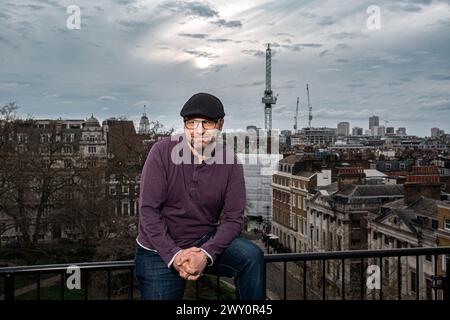 Andrew Josef Feinstein ist ein ehemaliger südafrikanischer Politiker, Aktivist, Filmemacher und Autor aus London. Stockfoto