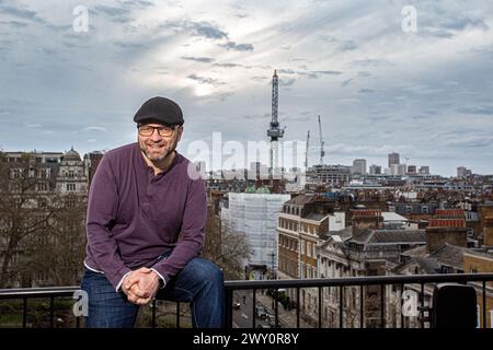 Andrew Josef Feinstein ist ein ehemaliger südafrikanischer Politiker, Aktivist, Filmemacher und Autor aus London. Stockfoto