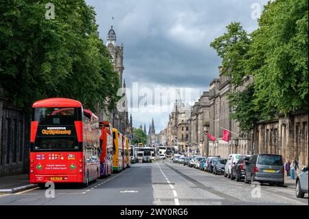 Blick auf die Princes Street, das Stadtzentrum von Edinburgh an sonnigem bewölktem Tag, Schottland, Großbritannien Stockfoto