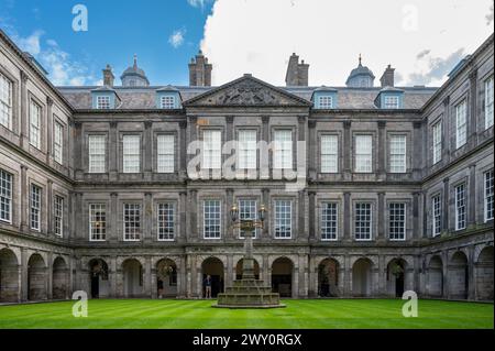 Innenhof des Quadrangle of the Holyroodhouse, Royal Palace, Edinburgh, Schottland, Großbritannien Stockfoto