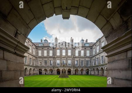 Innenhof des Quadrangle of the Holyroodhouse, Royal Palace, Edinburgh, Schottland, Großbritannien Stockfoto