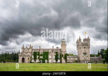 Balmoral Castle Estate, die Sommerresidenz der britischen Königsfamilie, Aberdeenshire, Nordost Scottish Highlands, Schottland, Großbritannien Stockfoto