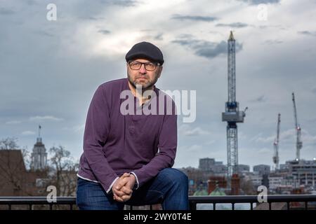 Andrew Josef Feinstein ist ein ehemaliger südafrikanischer Politiker, Aktivist, Filmemacher und Autor aus London. Stockfoto