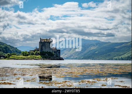 Blick auf Eilean Donan Castle auf Loch Duich, Dornie, die Highlands, Schottland, Großbritannien Stockfoto