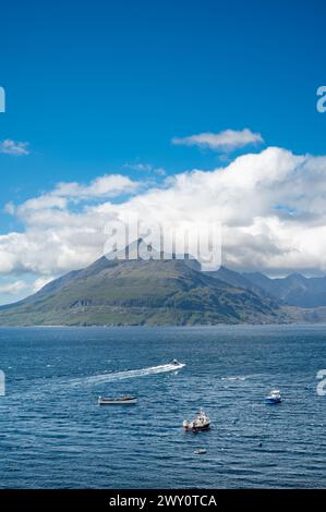 Blick von Elgol über Sea Loch, Fischerboote und Berge, Isle of Skye, Schottland, Großbritannien Stockfoto