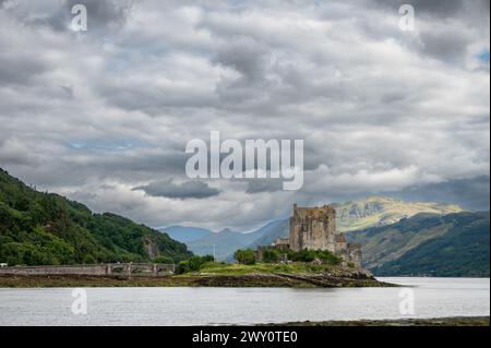 Blick auf Eilean Donan Castle auf Loch Duich, Dornie, die Highlands, Schottland, Großbritannien Stockfoto