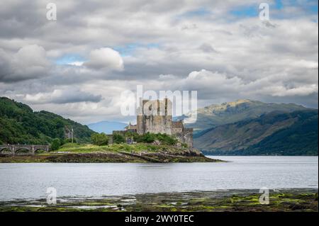 Blick auf Eilean Donan Castle auf Loch Duich, Dornie, die Highlands, Schottland, Großbritannien Stockfoto