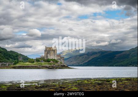 Blick auf Eilean Donan Castle auf Loch Duich, Dornie, die Highlands, Schottland, Großbritannien Stockfoto