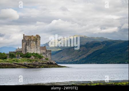 Blick auf Eilean Donan Castle auf Loch Duich, Dornie, die Highlands, Schottland, Großbritannien Stockfoto