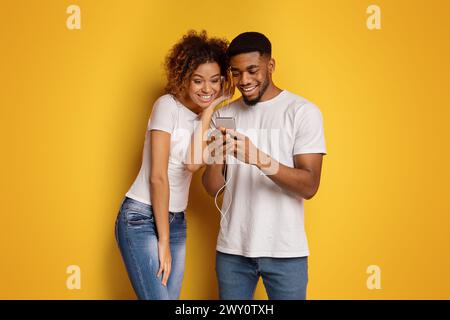 Teilen Sie Musik mit jeweils einem Ohrstöpsel Stockfoto