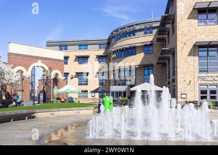 Gainsborough die Büros und Brunnen des Guildhall West Lindsey District Council Marshall's Yard Beaumont Street Gainsborough Lincolnshire England UK GB Stockfoto