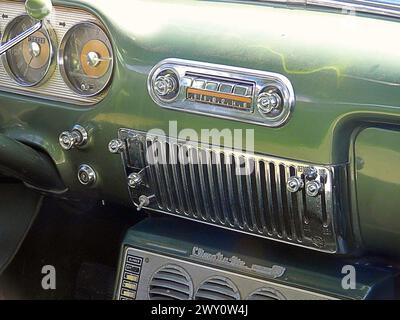Innenraum und Armaturenbrett eines 1954er Packard Panama Clipper Oldtimer mit Geschwindigkeitsmesser und Zifferblättern für die Belüftungsdüsen Stockfoto
