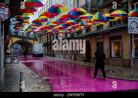 Die Straßenreinigung in der Calle Rosa, der rosa Straße am frühen Morgen. Lissabon, Portugal. Februar 2024. Stockfoto