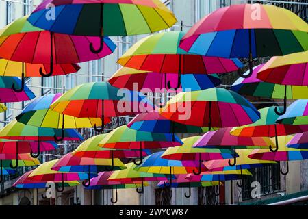 Nahaufnahme der farbenfrohen Regenschirme über der Calle Rosa, der rosa Straße in Lissabon, Portugal Stockfoto