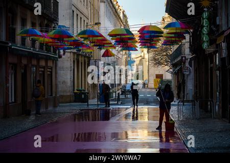 Die Straßenreinigung in der Calle Rosa, der rosa Straße am frühen Morgen. Lissabon, Portugal. Februar 2024. Stockfoto