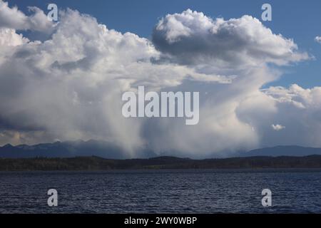 Tutzing, Bayern, Deutschland 02. April 2024: Ein Frühlingstag in Tutzing Landkreis Starnberg. Hier der Blick über den Starnberger See auf eine Regenfront, Regenwand, Regenvorhang, Naturschauspiel, Niederschlag, Wolken die von der Sonne angestrahlt werden, im Hintergrund die Alpenkette mit dem Karwendel, Wetterbild,ausregnen *** Tutzing, Bayern, Deutschland 02 April 2024 Ein Frühlingstag im Stadtteil Tutzing Starnberg hier der Blick über den Starnberger See zu einer Regenfront, Regenwand, Regenvorhang, Naturschauspiel, Niederschlag, Wolken, die von der Sonne beleuchtet werden, im Hintergrund die Alpenkette mit der Karw Stockfoto