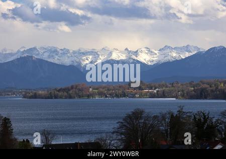 Tutzing, Bayern, Deutschland 02. April 2024: Ein Frühlingstag in Tutzing Landkreis Starnberg. Hier der Blick über den Starnberger See auf die Ortschaft Bernried, dem Jochberg li. Karwendel mitte und Herzogstand Re. Alpenkette, Panorama, Ausblick Frühlingsbild *** Tutzing, Bayern, Deutschland 02 April 2024 Ein Frühlingstag im Tutzinger Stadtteil Starnberg hier der Blick über den Starnberger See zum Dorf Bernried, dem Jochberg links Karwendel Mitte und Herzogstand rechts Alpenkette, Panorama, Blick Frühlingsbild Stockfoto