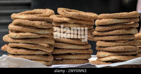 griechische Sesam Bagels (Koulouri) zum Verkauf auf einem Stapel auf der Straße in Griechenland (athen Street Food, Frühstück, Brot mit Sesamsamen) Stockfoto