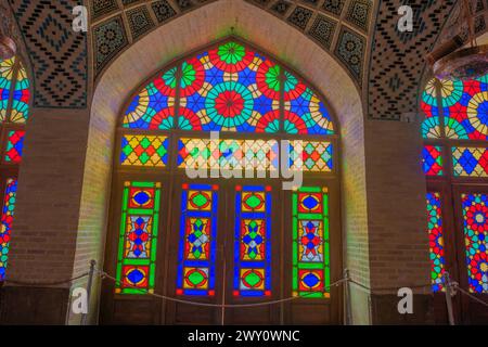 Shiraz, Iran - 29. Februar 2024: Wände und Boden des Gebetssaals der Nasir al-Mulk Moschee (Rosa Moschee). Bunte Buntglasfenster Ref Stockfoto