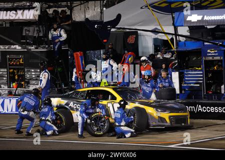 AJ Allmendinger, Fahrer der NASCAR Cup Series, macht einen Boxenstopp für die Toyota Owners 400 in Richmond, VA, USA. Stockfoto