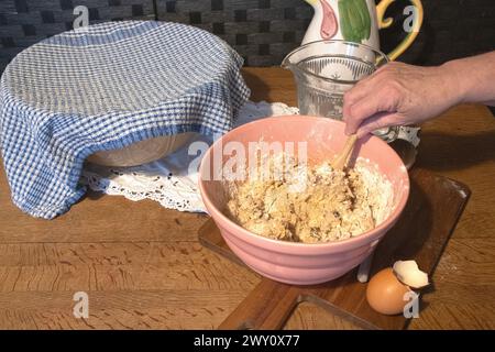 Traditionelle Mischschalen für Brot und Kuchen traditionelle Vintage-Backwaren Stockfoto