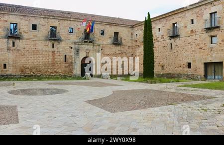 Patio Secondary Education School und Museum im historischen Monasterio de Santa María la Real Aguilar de Campoo Palencia Castile und Leon Spanien Stockfoto