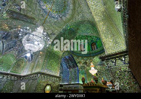 Shiraz, Iran - 29. Februar 2024: Das Innere des Ali Ebne Hamze Heiligtum (Ali Ibn Hamza Mausoleum) glänzt mit smaragdähnlichen Reflexen. Stockfoto