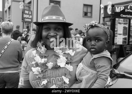 St. Patrick's Day in Letterkenny Co. Donegal, Irland in Schwarz-weiß. Stockfoto