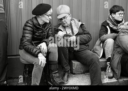 St. Patrick's Day in Letterkenny Co. Donegal, Irland in Schwarz-weiß. Stockfoto