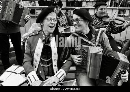 St. Patrick's Day in Letterkenny Co. Donegal, Irland in Schwarz-weiß. Stockfoto