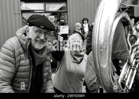 St. Patrick's Day in Letterkenny Co. Donegal, Irland in Schwarz-weiß. Stockfoto