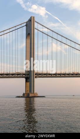 Verrazzano Narrows Bridge at Sunset (Hängebrücke zwischen brooklyn, staten Island im Bay Ridge) stille Wasser auf dem hudson River in New york City harb Stockfoto