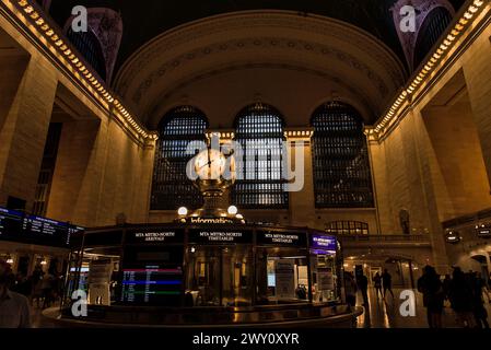 New York, NY - 7. August 2023: Pendler fahren am Grand Central Terminal in der 42. Straße in Manhattan vorbei. Geschäftiger städtischer Bahnhof. Stockfoto
