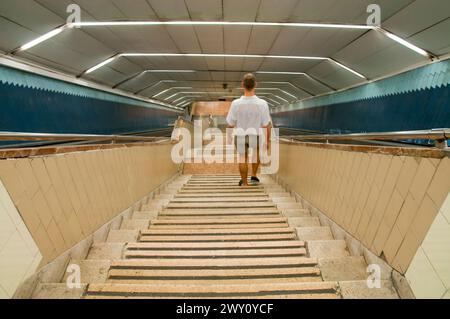 Mann geht nach unten. Stockfoto