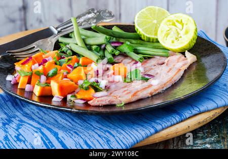 Gebratener Gammon mit Papaya-Salsa und grünen Bohnen Stockfoto