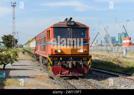 Die dieselelektrische Lokomotive des Pendlerzuges kommt am alten Stadtbahnhof nahe dem Güterbahnhof an, Vorderansicht mit dem Kopierraum. Stockfoto