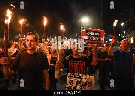 Israel. April 2024. Tausende Israelis versammelten sich um die Knesset, um gegen Premierminister Benjamin Netanjahu zu protestieren, gefolgt von einem fackelmarsch, der von den Geiselfamilien geführt wurde, zu Ministerpräsident Netanjahus Residenz in der Azza-Straße, wo ein sofortiges Geiselabkommen und allgemeine Wahlen gefordert wurden. Es kam zu Auseinandersetzungen mit der israelischen Polizei um die Polizeibarriere rund um Netanjahus Haus. Fünf wurden verhaftet, darunter ein Demonstrant, der unter eine Polizeikanone legte, die sie am Betrieb hinderte. Jerusalem, Israel. April 2024. (Matan Golan/SIPA USA). Quelle: SIPA USA/Alamy Live News Stockfoto